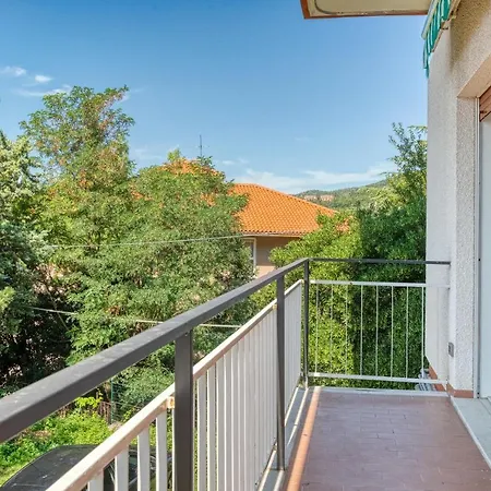 Uptown Cosy Flat With Sea View *