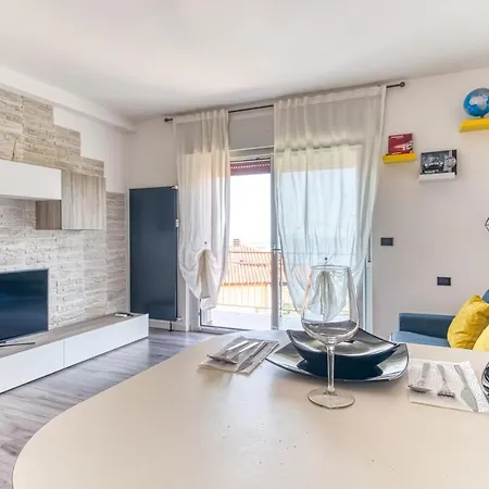 Uptown Cosy Flat With Sea View Apartment *